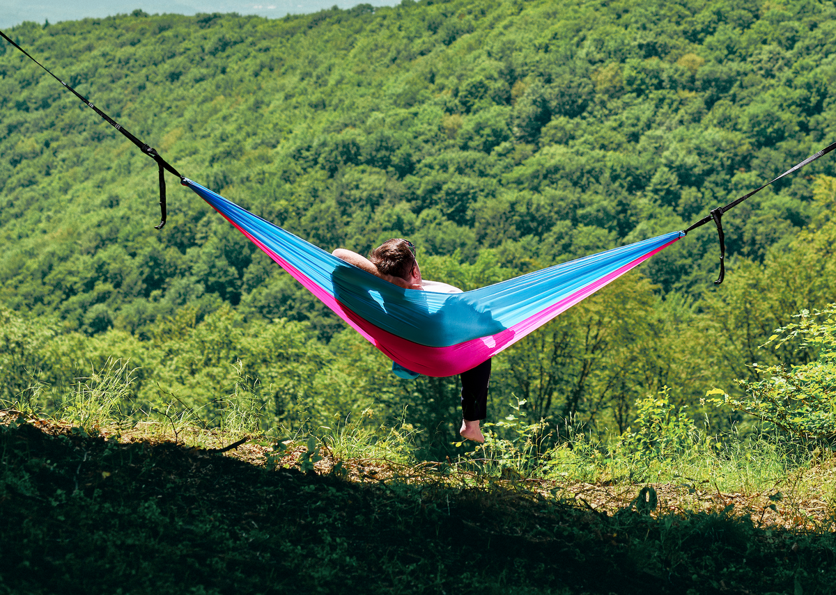 Hamac hikerjoy roz cu bleu folosit în natură, vedere de ansamblu