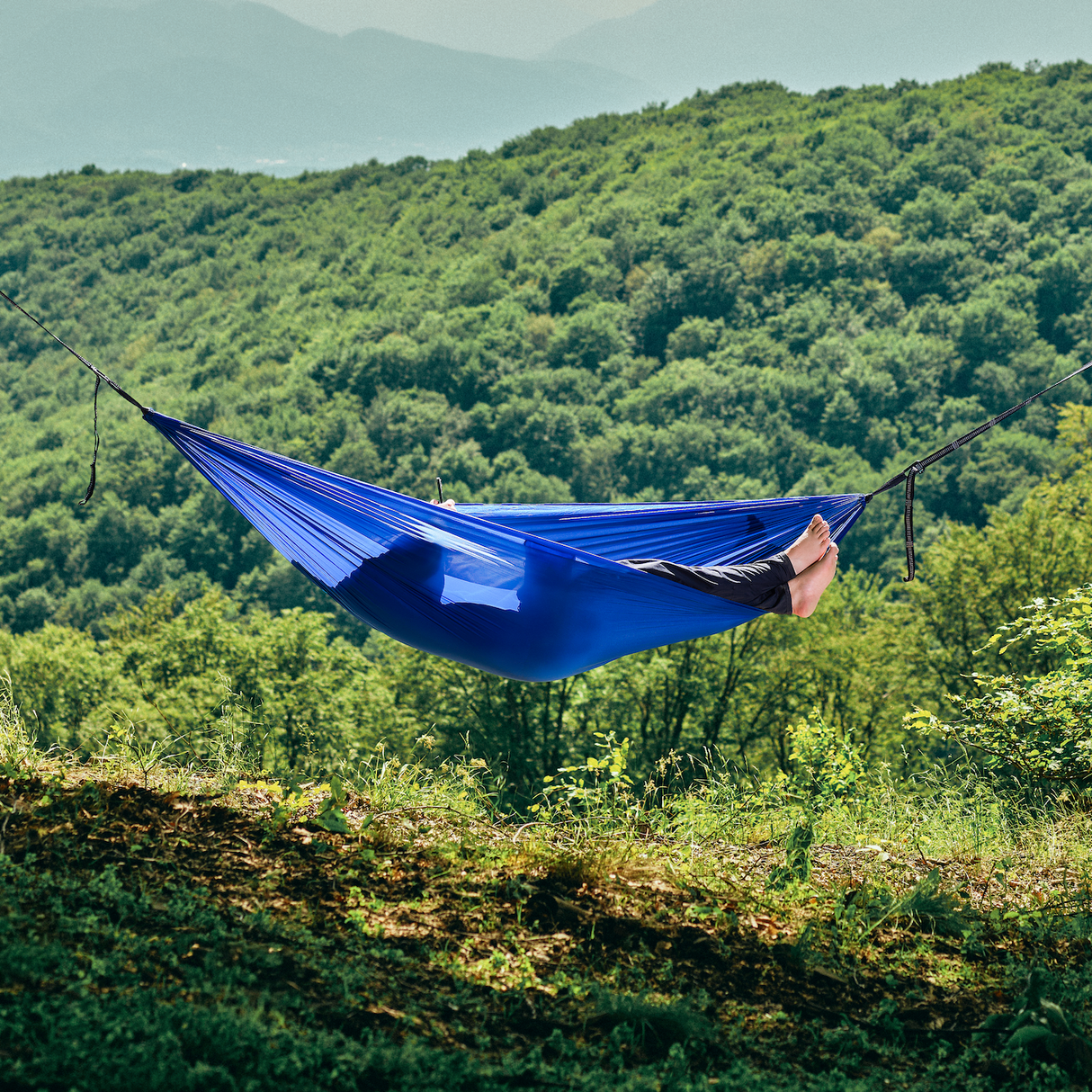 Hamac hikerjoy PRO albastru, material ripstop 70D rezistent, capacitate 300 kg pentru camping și drumeții