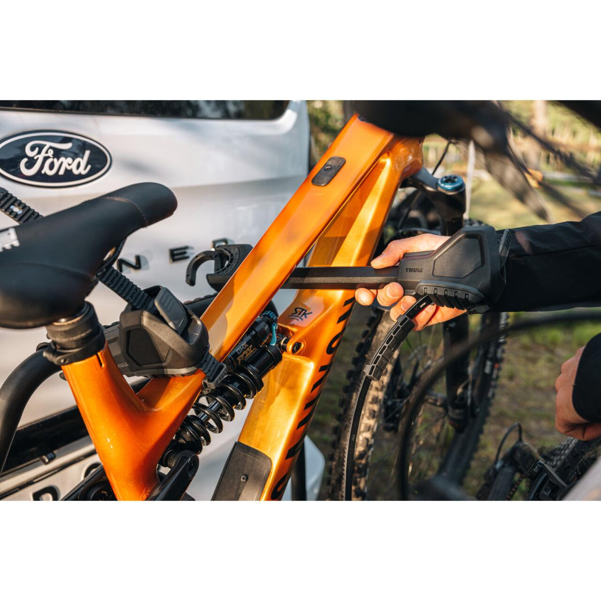 Suport pentru 2 biciclete, Thule VeloSpace 3, cu prindere pe carligul de remorcare