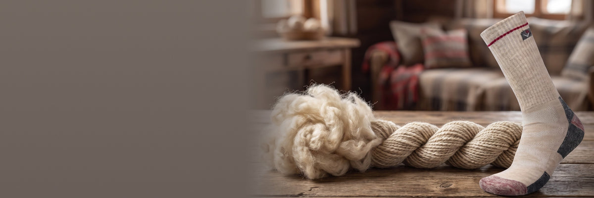 Lână merinos brută care devine fir și apoi o șosetă hikerjoy bej, într-o cabană de munte