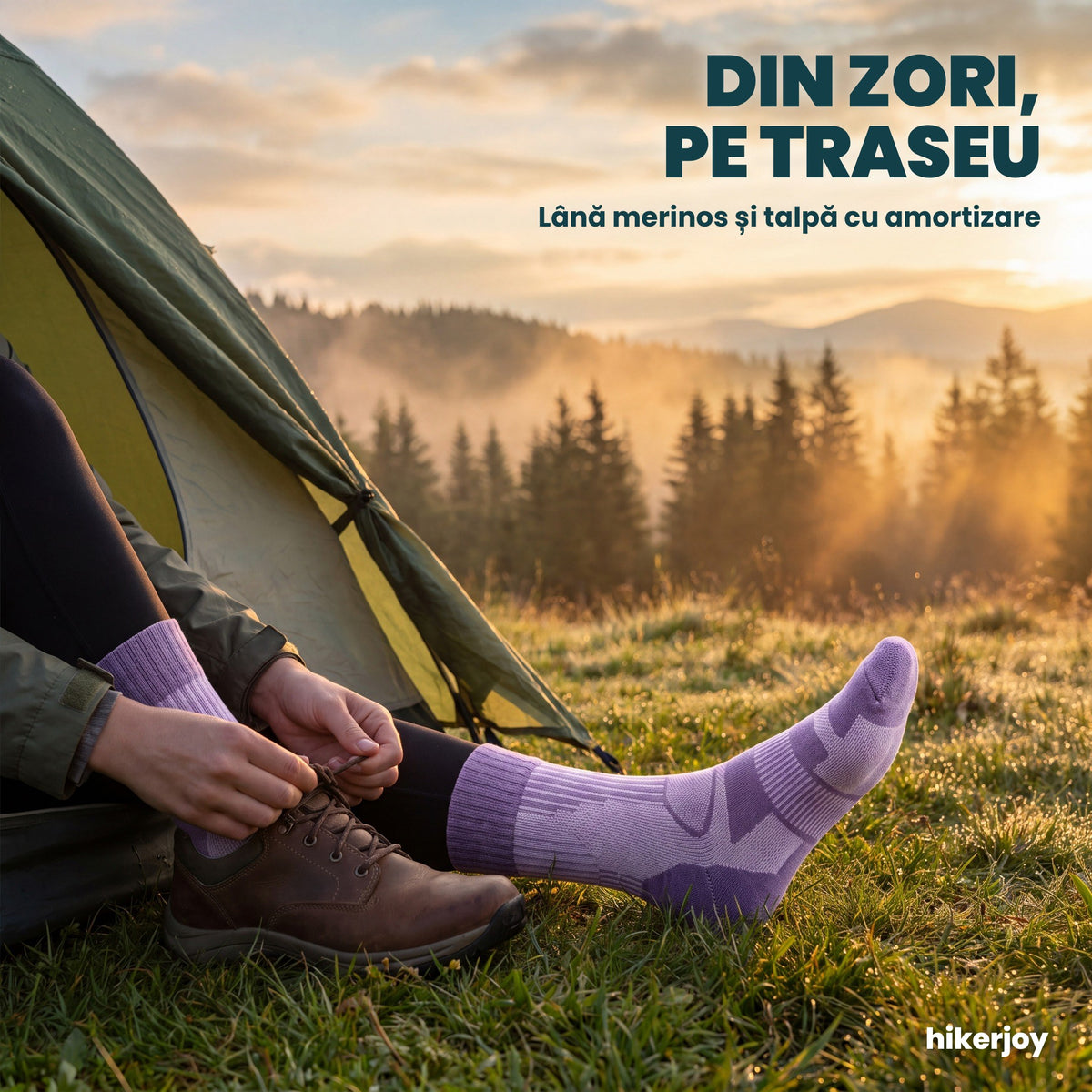 Șosete hiking merino mov purtate la cort, dimineața pe munte