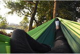 Vedere din hamacul hikerjoy forest green către coroana copacilor