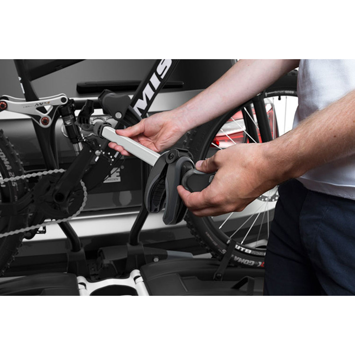 Suport biciclete Thule EasyFold XT 2 cu prindere pe carligul de remorcare - pentru 2 biciclete
