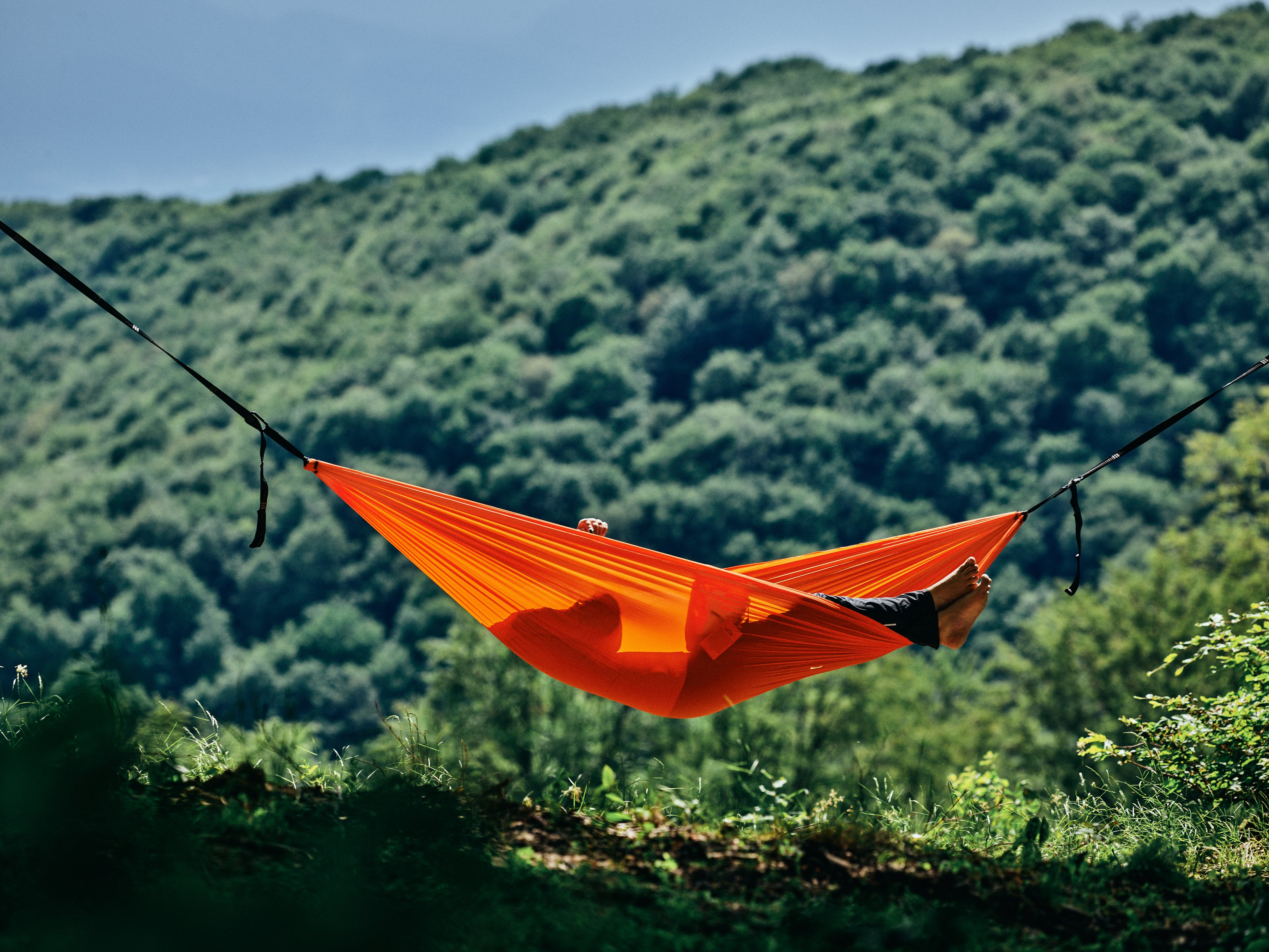 Hamac hikerjoy PRO portocaliu desfășurat, vedere de ansamblu pentru camping