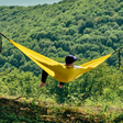 Hamac hikerjoy PRO galben, material ripstop 70D rezistent, capacitate 300 kg pentru camping și drumeții