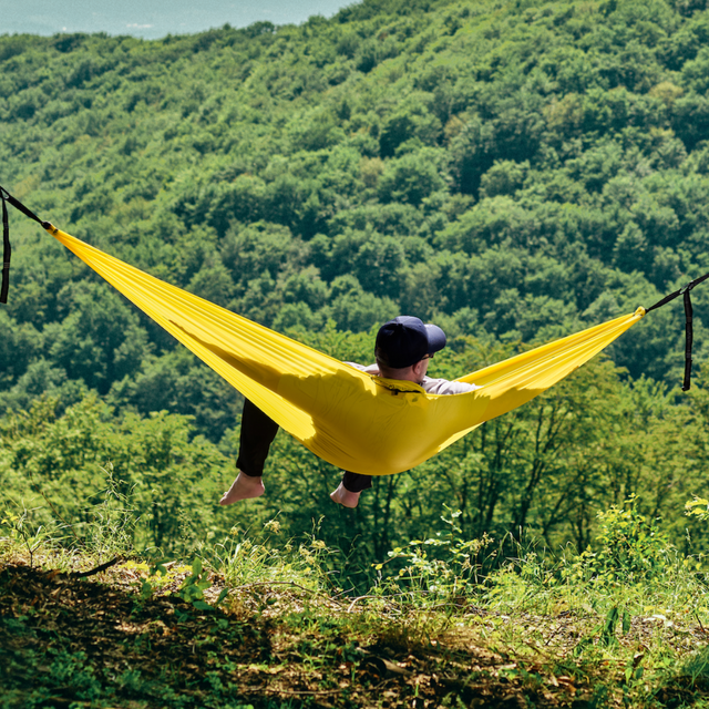 Hamac hikerjoy PRO galben, material ripstop 70D rezistent, capacitate 300 kg pentru camping și drumeții