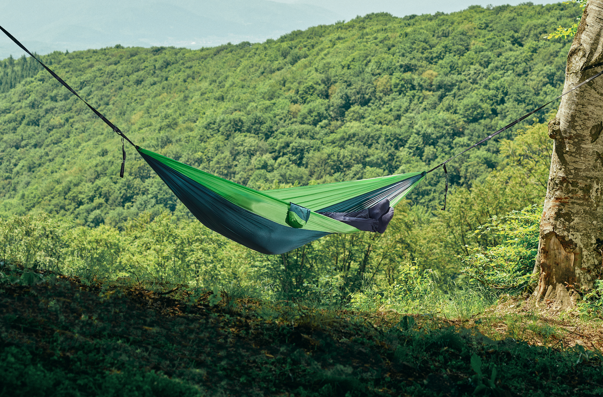 Hamac hikerjoy forest green suspendat deasupra unei văi împadurite