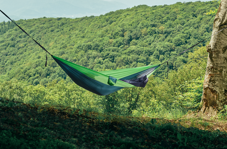 Hamac hikerjoy forest green suspendat deasupra unei văi împadurite