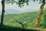 Persoană relaxându-se în hamacul hikerjoy forest green în natură