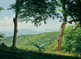 Hamac hikerjoy forest green pe marginea unei poieni, vedere spre văi