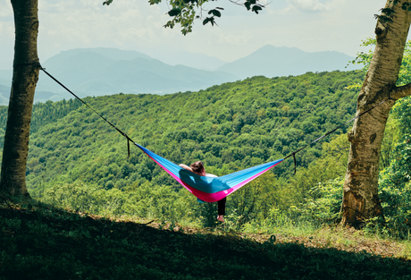 Hamac hikerjoy roz cu bleu văzut de aproape, combinație roz și albastru