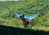 Hamac hikerjoy roz cu bleu folosit în natură, vedere de ansamblu