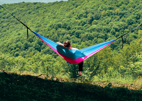 Hamac hikerjoy roz cu bleu folosit în natură, vedere de ansamblu
