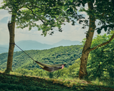 Hamac hikerjoy PRO green army între doi copaci, peisaj montan