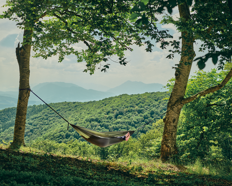 Hamac hikerjoy PRO green army între doi copaci, peisaj montan