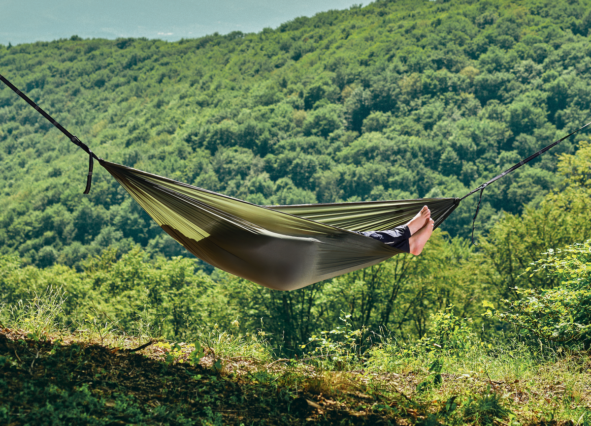 Hamac hikerjoy PRO green army montat deasupra unei văi împadurite