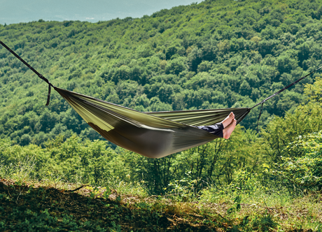 Hamac hikerjoy PRO green army montat deasupra unei văi împadurite
