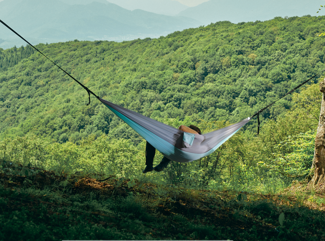 Persoană relaxându-se în hamac hikerjoy albastru ghețar în natură