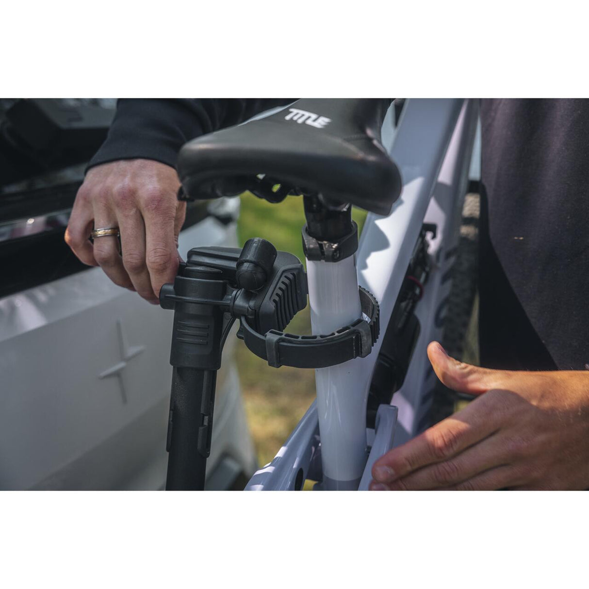 Suport pentru 3 biciclete, Thule VeloLite, cu prindere pe carligul de remorcare