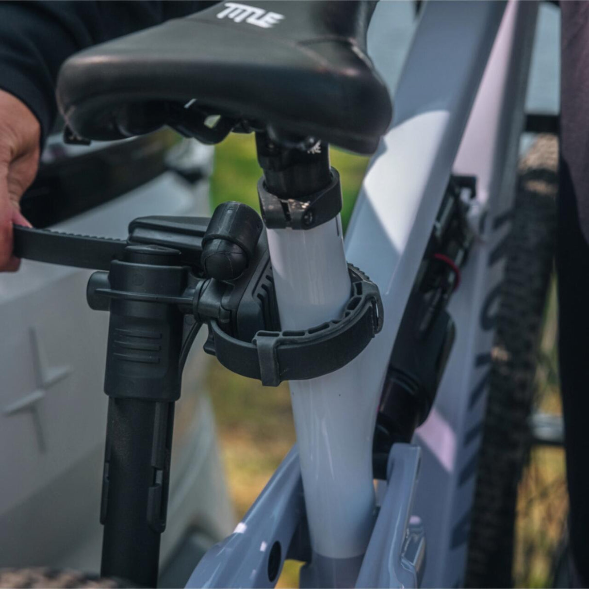 Suport pentru 2 biciclete, Thule VeloLite, cu prindere pe carligul de remorcare