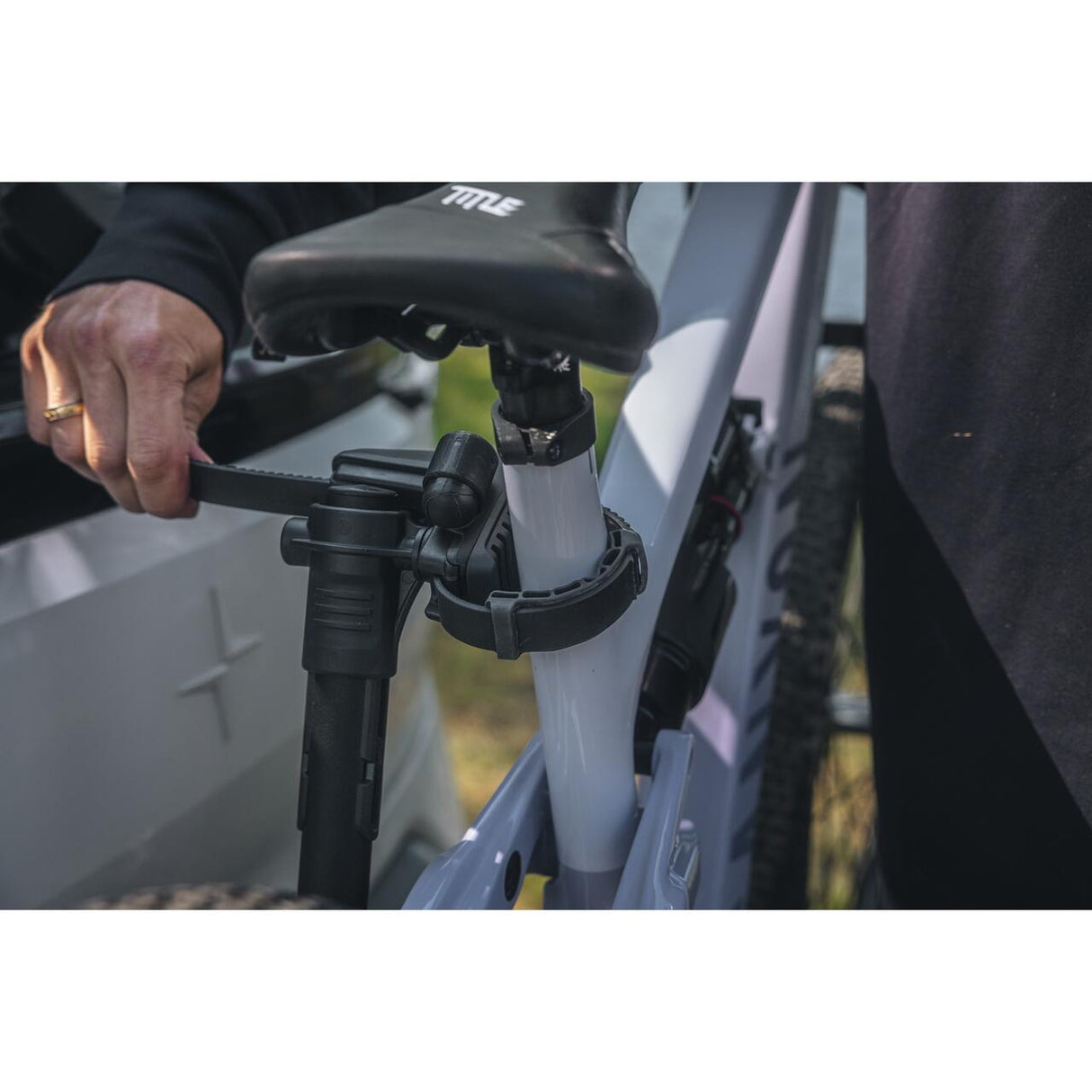 Suport pentru 3 biciclete, Thule VeloLite, cu prindere pe carligul de remorcare