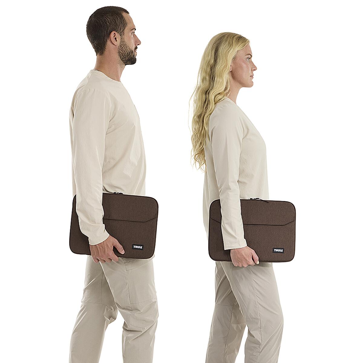 Husa laptop Thule Lithos Sleeve MacBook Air 15", Nuanced Brown