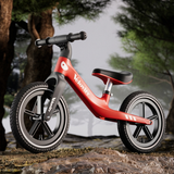 Bicicletă fără pedale roșie cu roți gonflabile, balance bike pentru copii
