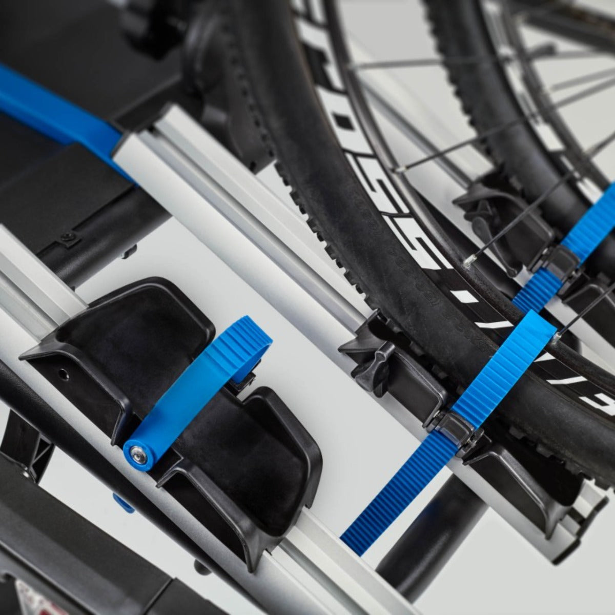Suport biciclete Cruz Pivot R3 940-516 cu prindere pe carligul de remorcare, pentru 4 biciclete, 13 pini