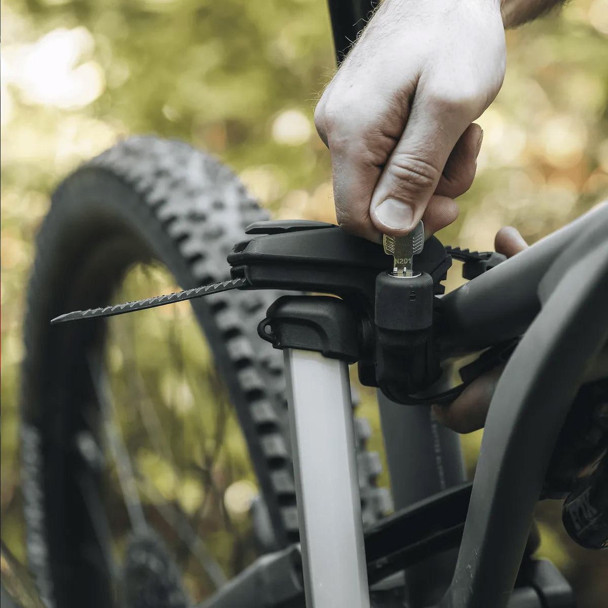 Suport pentru 3 biciclete Thule Epos 979100 cu prindere pe carligul de remorcare (13pini)