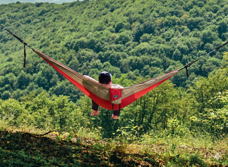 Hamac hikerjoy burgundy montat între copaci pentru camping în natură