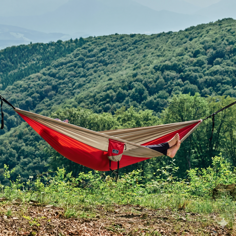 Hamac hikerjoy burgundy, nuanță roșu vinos, pentru relaxare în aer liber