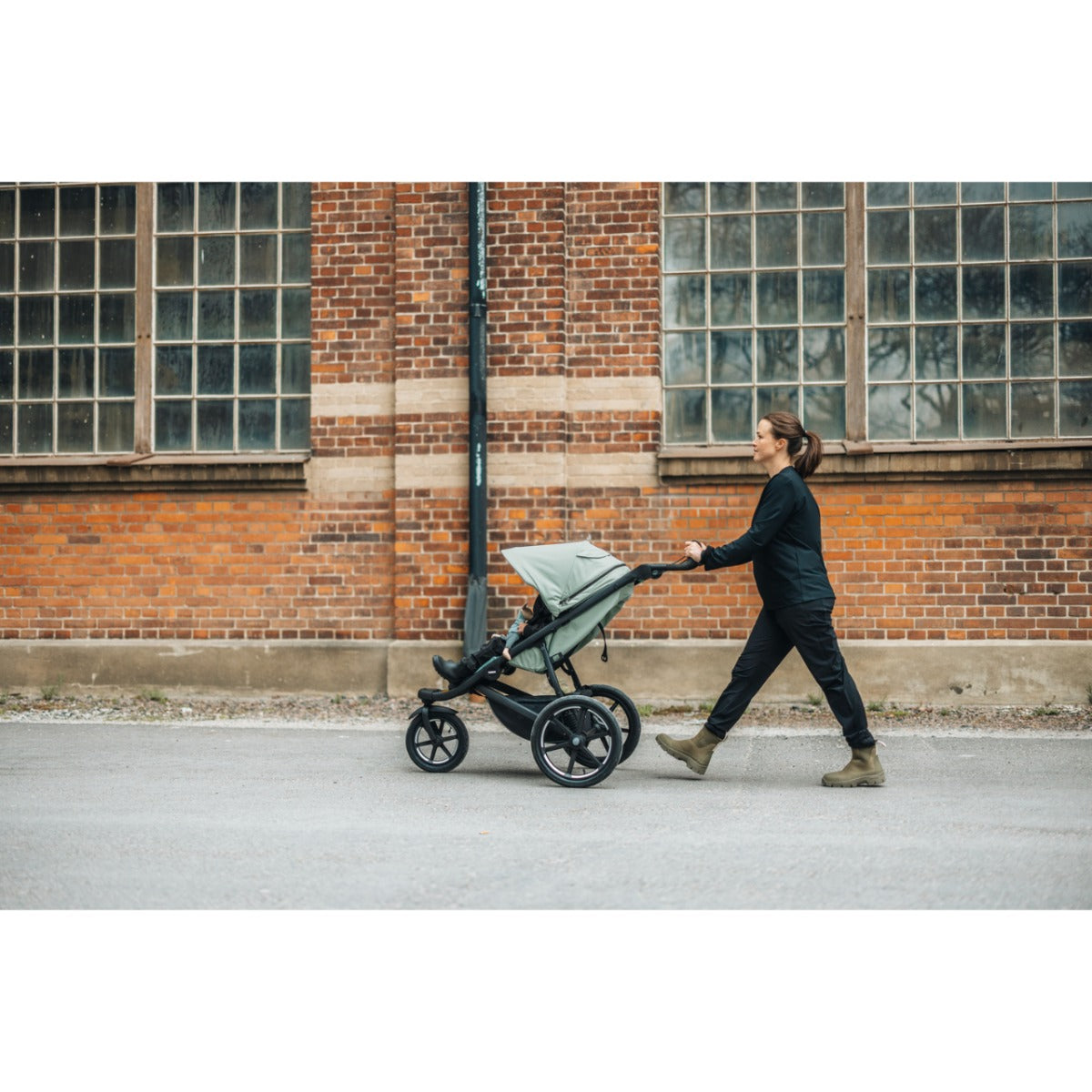 Carucior Thule Urban Glide 3 all-terrain cu catarama hamului magnetica, Mist green