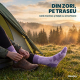 Șosete hiking merino mov purtate la cort, dimineața pe munte