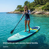 Femeie pe placa SUP Azure turcoaz, vâslind pe mare