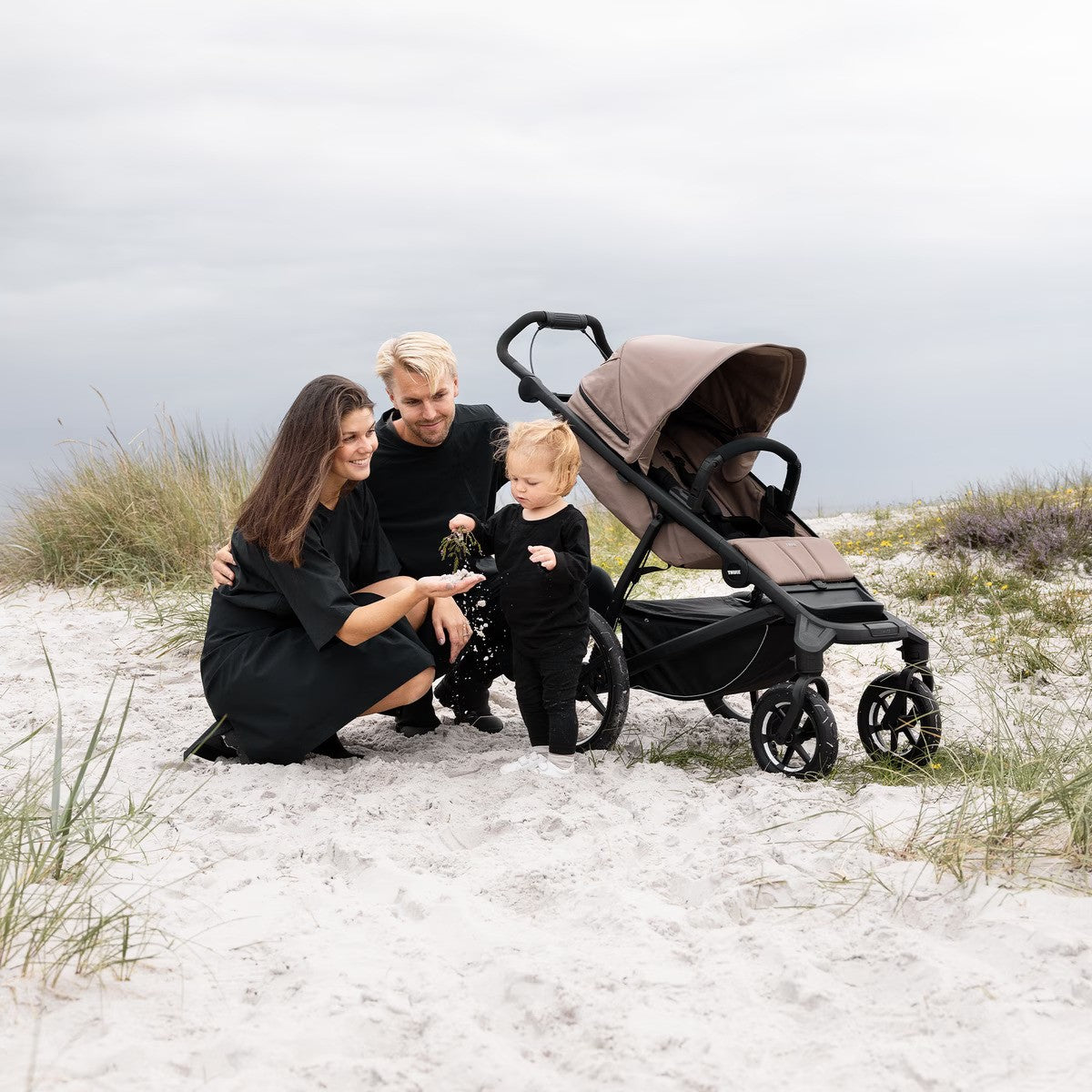 Carucior Thule Urban Glide 4 all-terrain cu catarama hamului magnetica, Maro