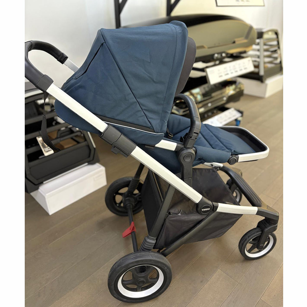 Carucior Thule SLEEK Cadru Gri si Copertina Navy Blue - RESIGILAT