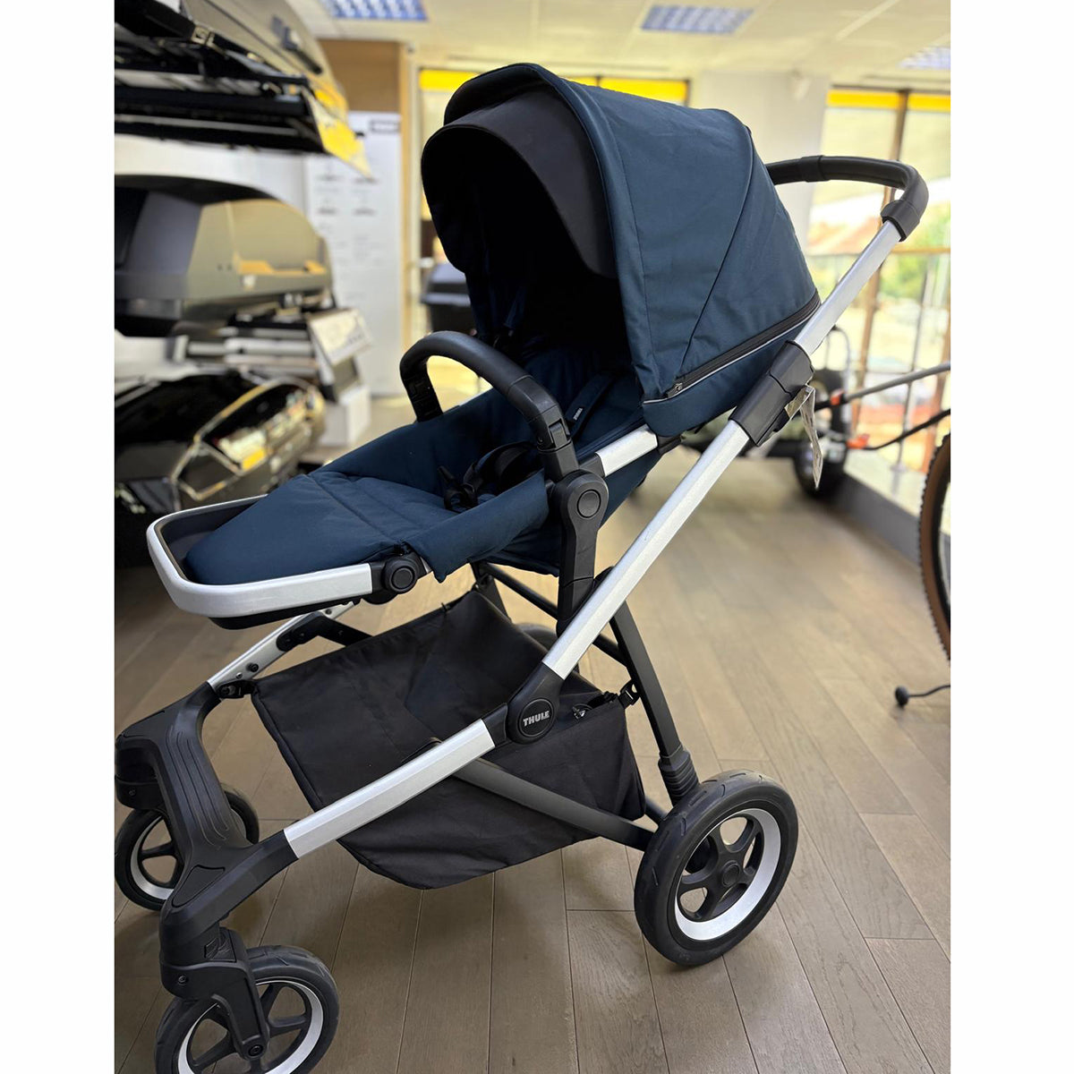Carucior Thule SLEEK Cadru Gri si Copertina Navy Blue - RESIGILAT